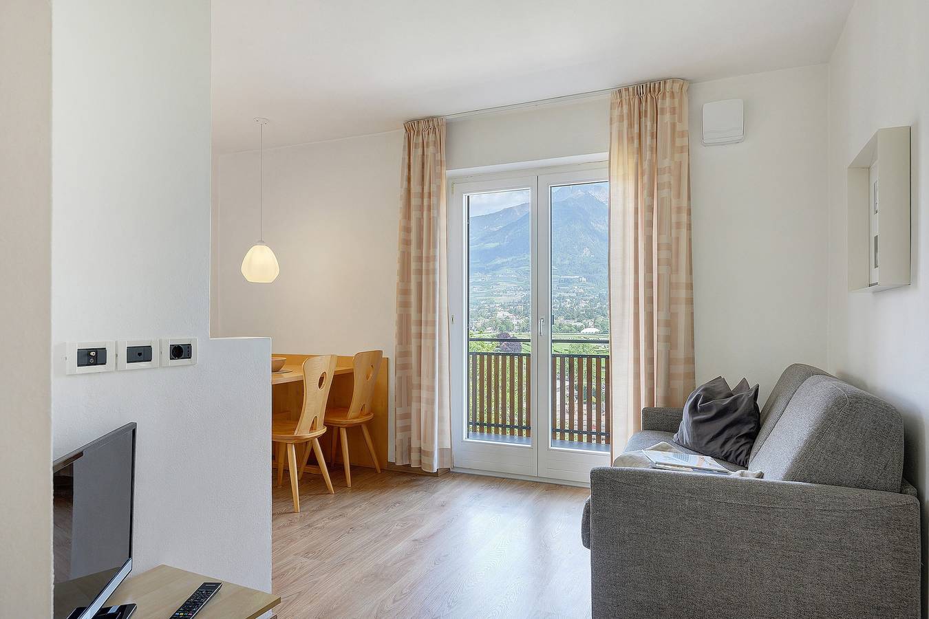 Ganze Wohnung, Apartment 'Freiblick Klein' mit Bergblick, gemeinsamer Terrasse und Wlan in Marling, Ortleralpen