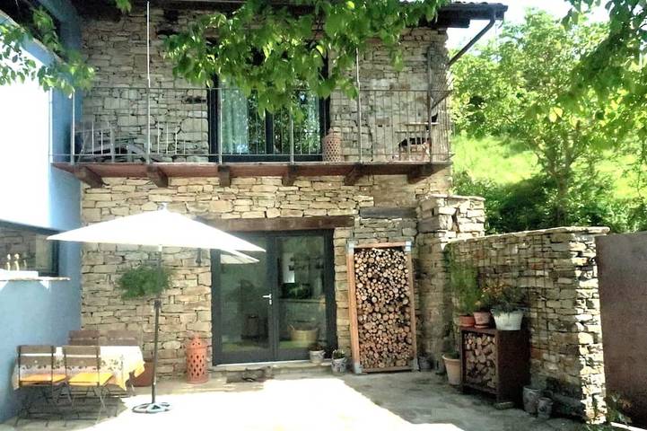 Location de vacances pour 3 personnes, avec jardin à Mombarcaro