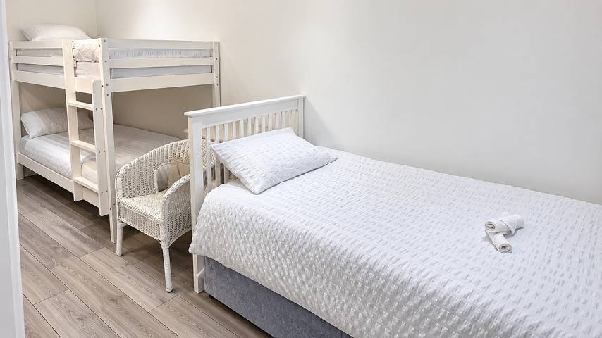 Cardiff 5-Bed House, Sleeps 13 w/ Parking & Garden in Cardiff, Cardiff region