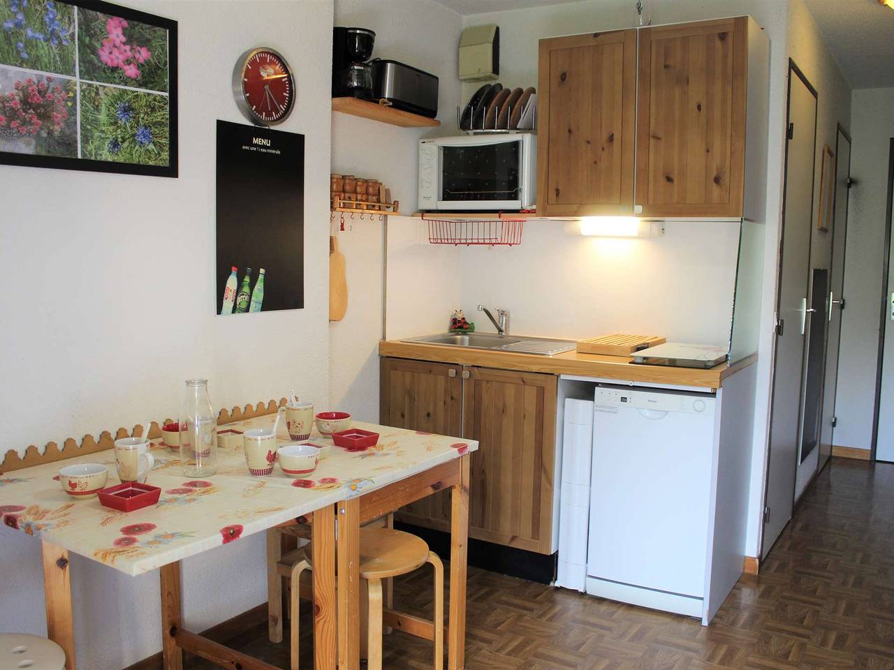 Appartement entier, Charmant T2 à Vars Sainte Marie, balcon sud, à 300m des pistes, navettes gratuites, animaux acceptés in Vars (station de ski), Vars