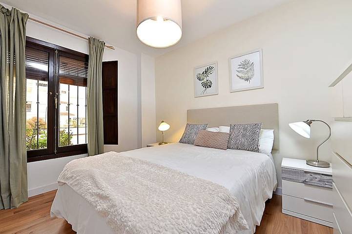 Entire apartment, Spacious quiet apartment 450 meters to the beach, huge patio, communal pool. in Torre del Mar, Vélez-Málaga