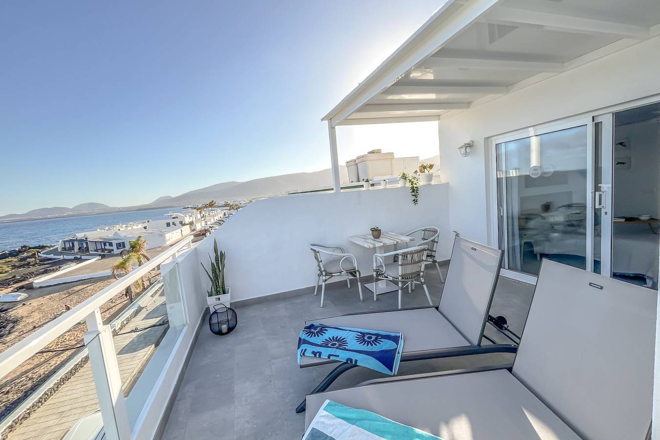 Entire studio, Casa Burgao Studio with large seaview terrace  in Punta de las Mujeres, Haría