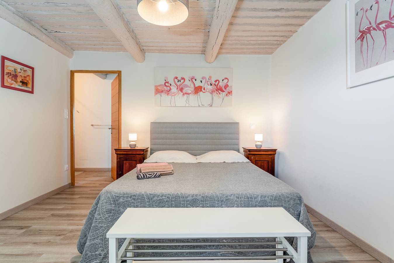 Chambre d’hôtes « Flamant Rose » avec piscine partagée, Wi-Fi et climatisation in L'Isle-sur-la-Sorgue, Vaucluse