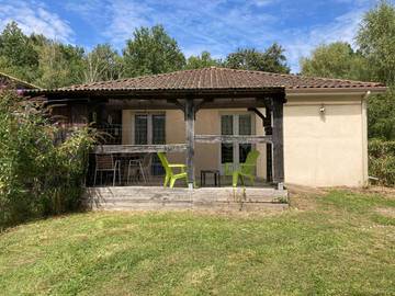 Gîte pour 2 personnes, avec jardin et terrasse à Compreignac