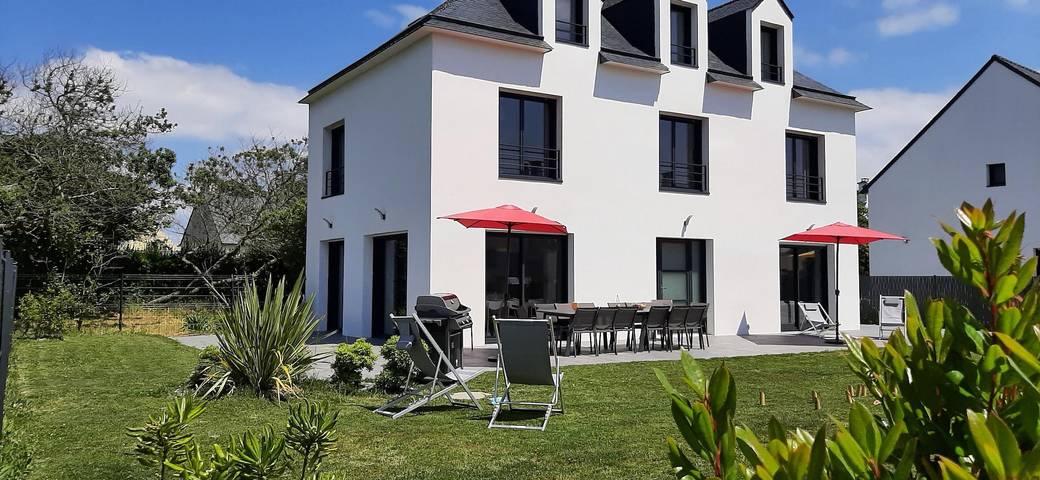 Gîte pour 15 personnes, avec Terrasse ainsi que Jardin et Vue dans Kerhostin