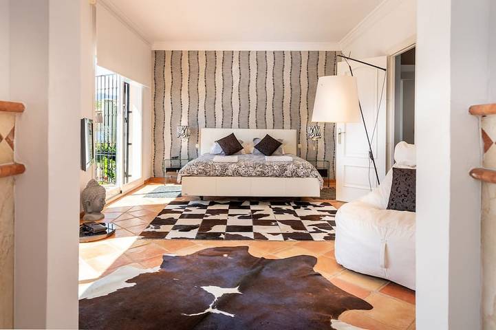 Beautiful sunny villa with pool and sea views Marbella (Elviria) in Marbella East, Marbella