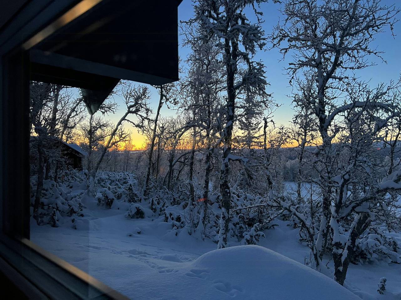 Moderne Ålhytte am Fuße des Reinskarvet in Ål