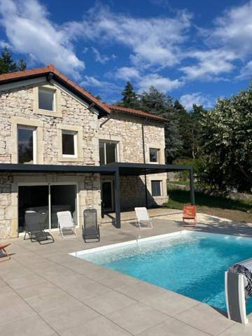 Villa pour 12 personnes, avec Balcon et Jacuzzi ainsi que Terrasse et Jardin en Auvergne - 3