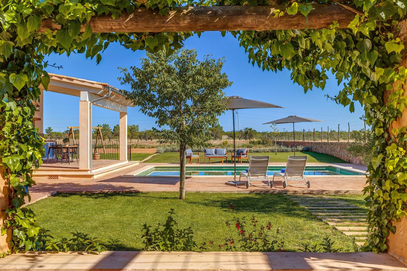 Moderna casa rural reformada con Wi-Fi, piscina, terrazas y amplio jardín in Sancellas, Interior de Mallorca