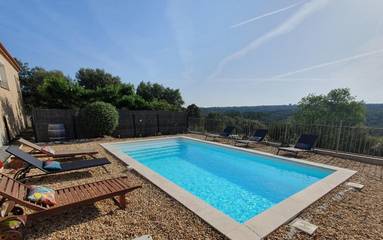 Gîte pour 5 personnes, avec jardin ainsi que piscine et vue, adapté aux familles à Saint-Maximin (Nimes)