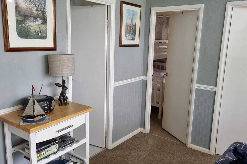 Well equipped chalet on quiet site with Club House and heated pool (in season). in Stalham, The Broads