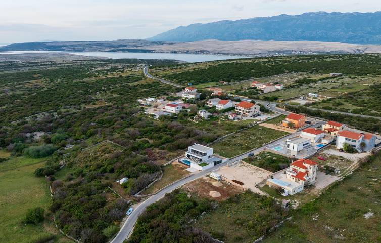 Cozy 2-Bedroom Apartment with Pool, Wi-Fi, & 2km to Beach in Kolan, Kolan (Croatian Adriatic)