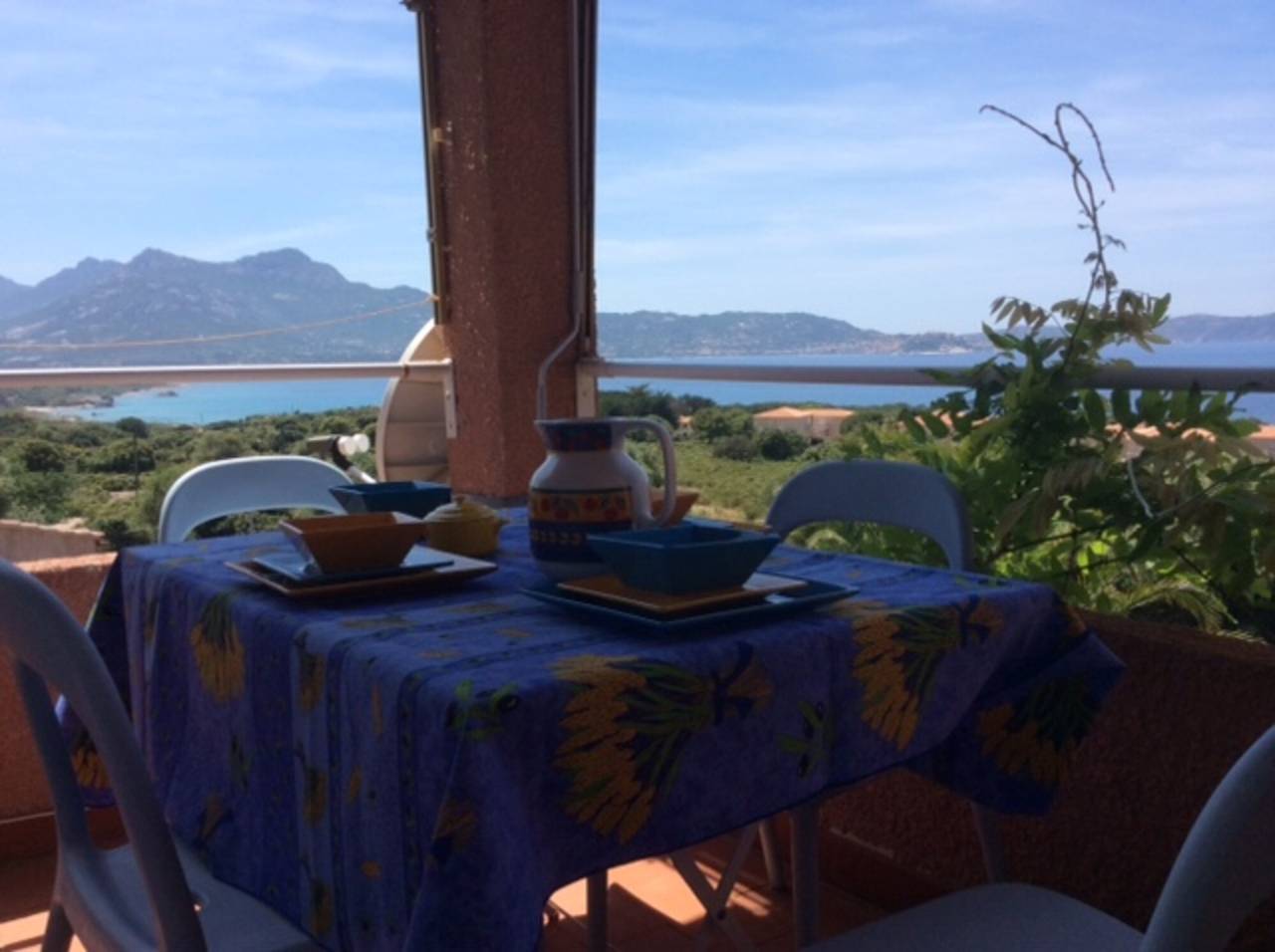 Appartement entier, Appartement 'La Terrazza Sulla Baia Di Calvi' avec vue sur la mer, terrasse privée et jardin privé in Lumio, Région de Calvi