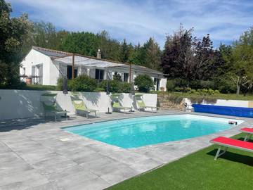 Location de vacances pour 8 personnes, avec piscine ainsi que jardin et vue à Saint-Denis (Aude)
