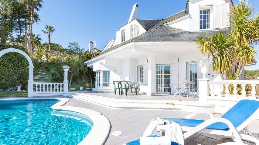 Casa de vacaciones para 9 personas, con piscina además de terraza y jardín en Blanes