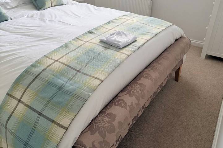 Glenmore Lodge | Luxury Braemar Highland Retreat | Walk to Village | Sleeps 6 in Braemar, Cairngorms National Park