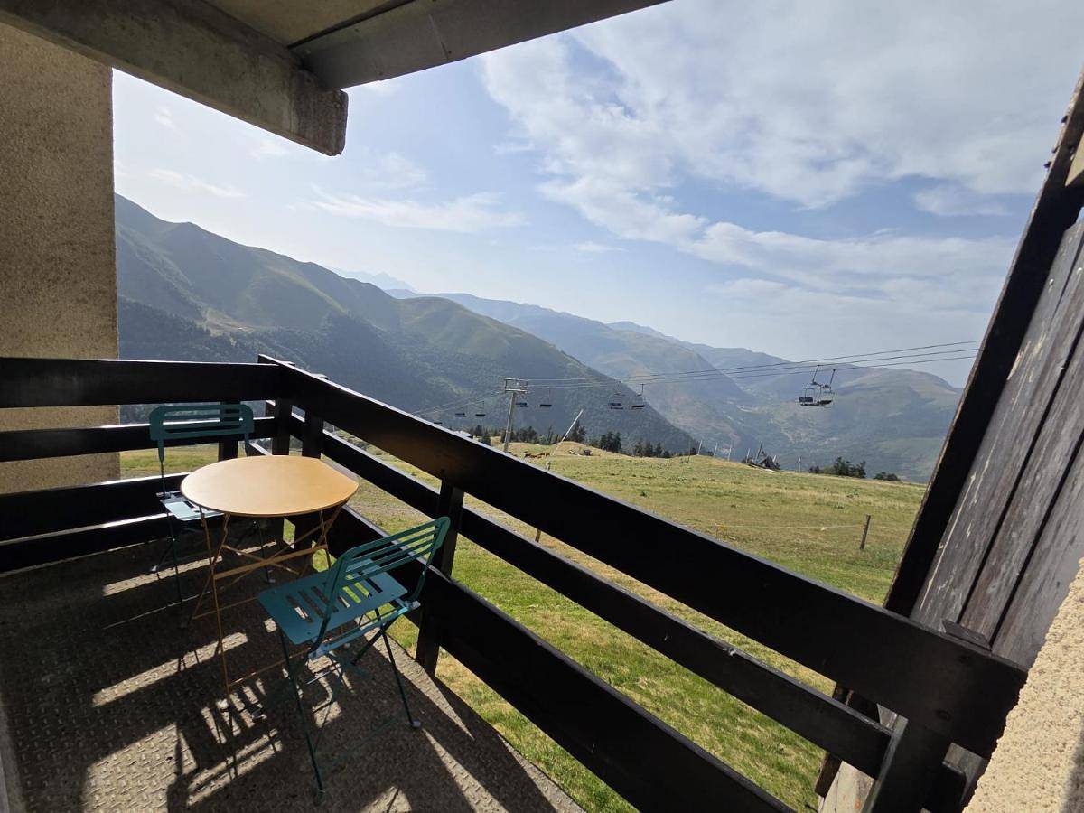 Appartement entier, Studio 5 personnes, pied des pistes, balcon, vue montagne in Luchon-Superbagnères, Saint-Aventin