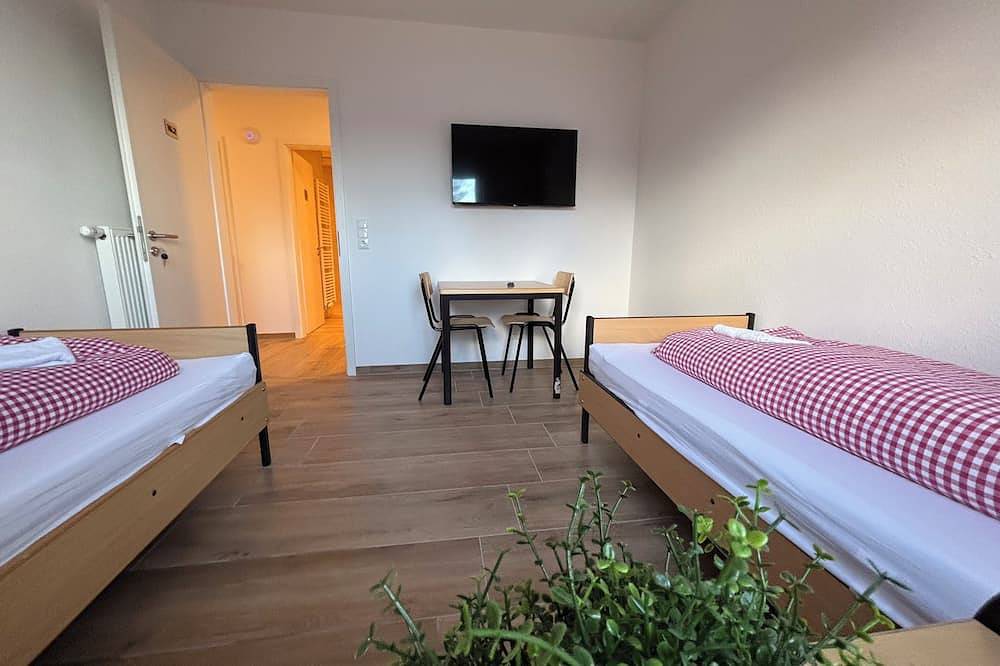 Ganze Wohnung, Ferienwohnung 6 Personen, Nähe Cloppenburg, Schlafzimmer mit Tv und Einzelbetten in Cappeln (Oldenburg), Naturpark Wildeshauser Geest