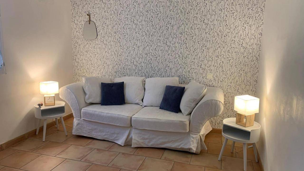 Appartement de vacances entier, Chambre et salon 4 personnes, salle de bains et Wc privés -sans cuisine- dans maison provençale chez l'habitant in Château-Arnoux-Saint-Auban, Région de Forcalquier