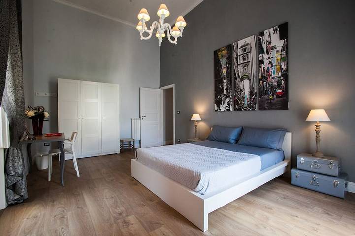 Ganze Wohnung, 2 Schlafzimmer Apartment im historischen Zentrum in Neapel, Neapel Provinz