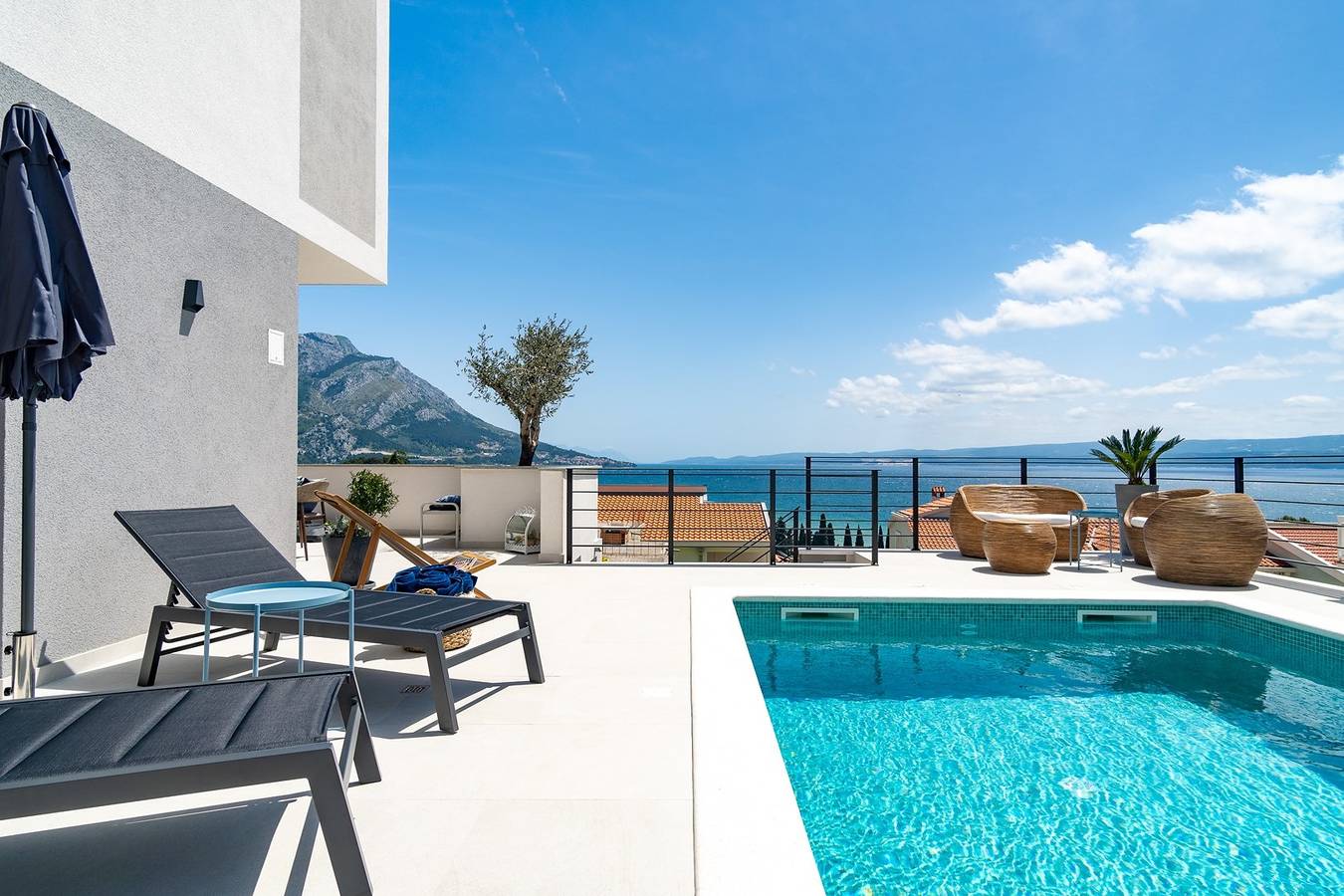 Meerblick Villa Mila mit 4 en-suite Schlafzimmern, privatem Pool, Finnischer Sauna, Laufband, Sandstrand 250m in Dugi Rat, Split-Dalmatien