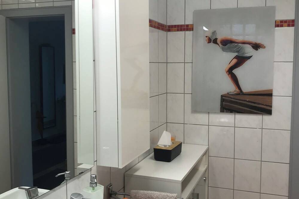 Ganze Wohnung, Ruhig gelegene Ferienwohnung mit Terrasse und kl. Garten, 5 Min mit Pkw z. Bhf. in Leichlingen, Rheinisch-Bergischer Kreis