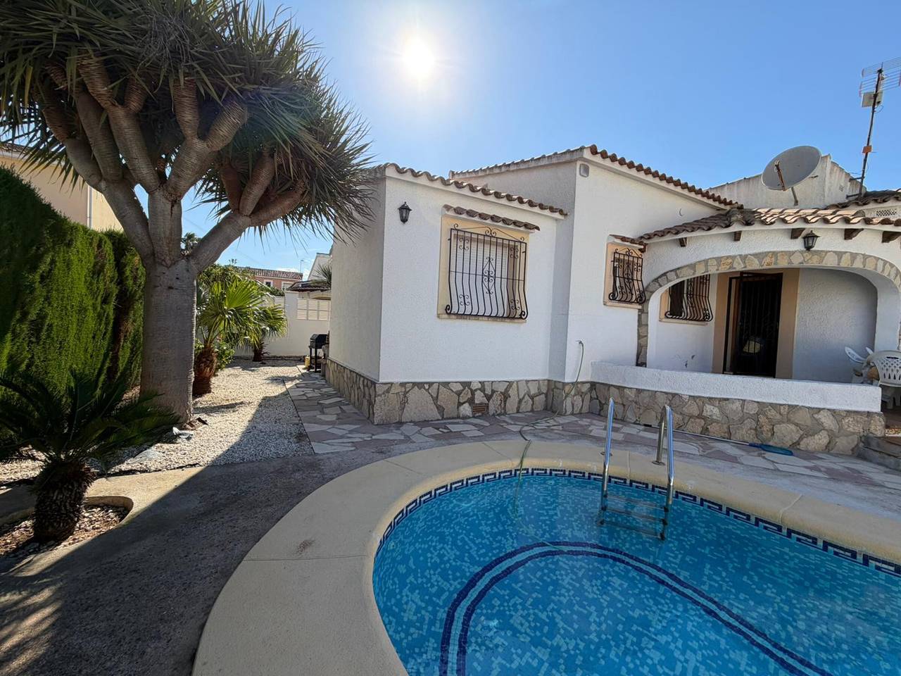 Komfortable Villa in Denia mit privatem Pool für 6 Personen in Almadrava, Costa Blanca
