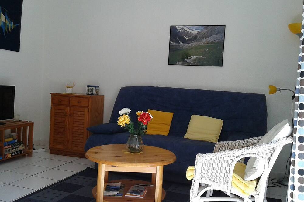 Entire apartment, Well kept apartment T3 Pretty In Calm Residence - Luz Saint Sauveur in Luz-Saint-Sauveur, Pyrenees National Park