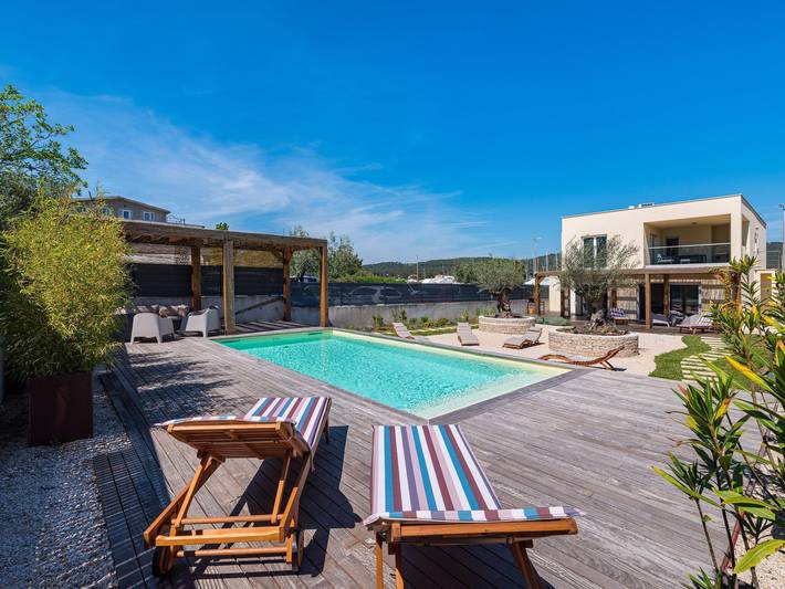 Ferienhaus für 8 Personen, mit Balkon/Terrasse und Pool in Bibinje