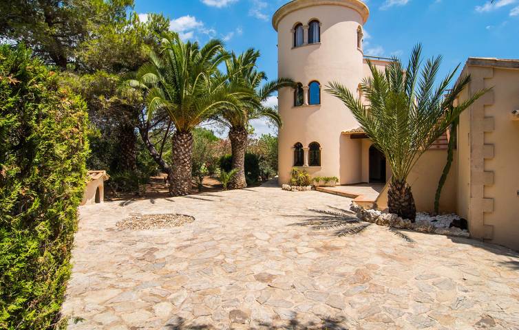 Sea View Apartment with Pool, Terrace, and A/C - 800m to Cala Mitjana in Cala Mitjana, Felanitx