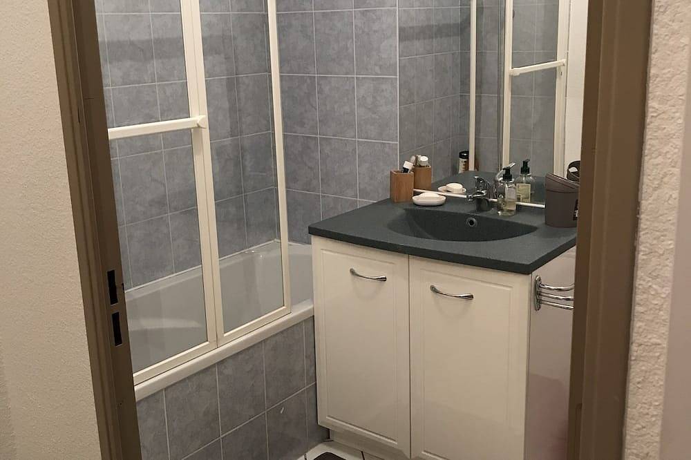 Entire apartment, Guillestre T2 with terrace, close to shuttles to Queyras resorts in Guillestre, Briançon region
