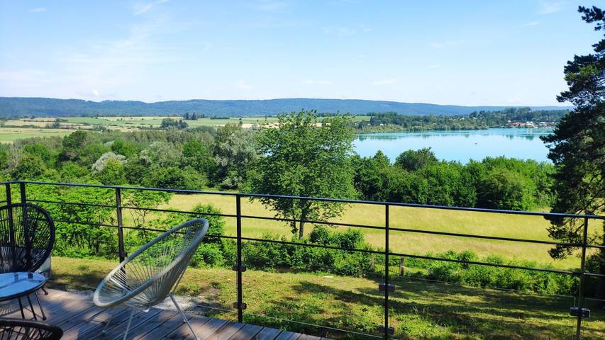 Gîte pour 6 personnes, avec terrasse ainsi que vue sur le lac et jardin dans le Jura - 4