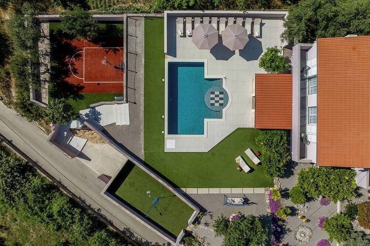 Ferienhaus für 12 Personen, mit Garten und Whirlpool sowie Balkon in Podstrana