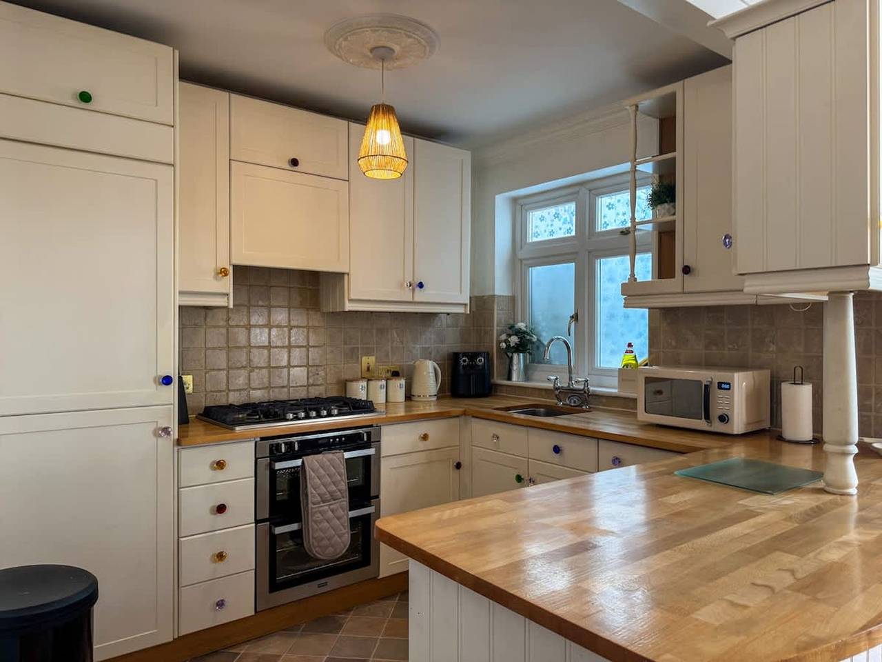 Lovely Home 2 Parking Spaces Castle High St in Rochester, Kent Downs