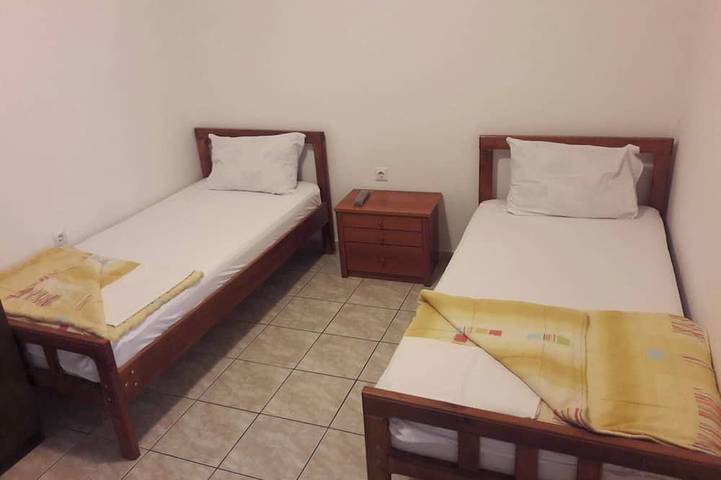 Appartement entier, Triple room with it's own bathroom and balcony. in Budva, Municipalité de Budva