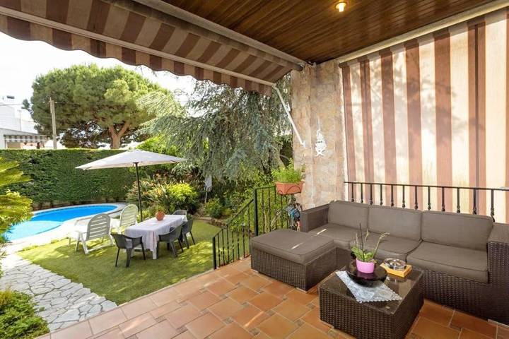 Chalet para 10 personas, con jacuzzi además de piscina y jardín, Se admiten mascotas en Provincia de Barcelona - 2