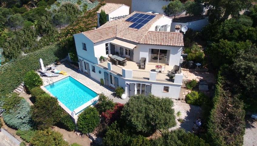 Chambre d’hôte pour 2 personnes, avec Terrasse et Jardin ainsi que Piscine et Vue à Roquebrune-sur-Argens