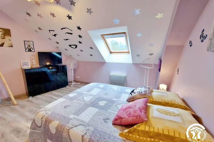 Gîte familial avec parc, jeux, étang de pêche, 6 chambres, 15 pers, proche commerces et activités in Carelles, Mayenne