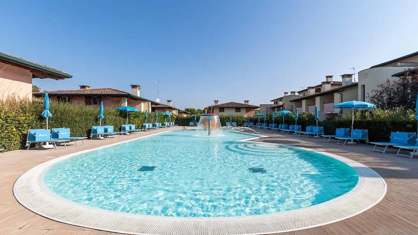 Gîte pour 7 personnes, avec Terrasse ainsi que Jardin et Piscine à Lido delle Nazioni