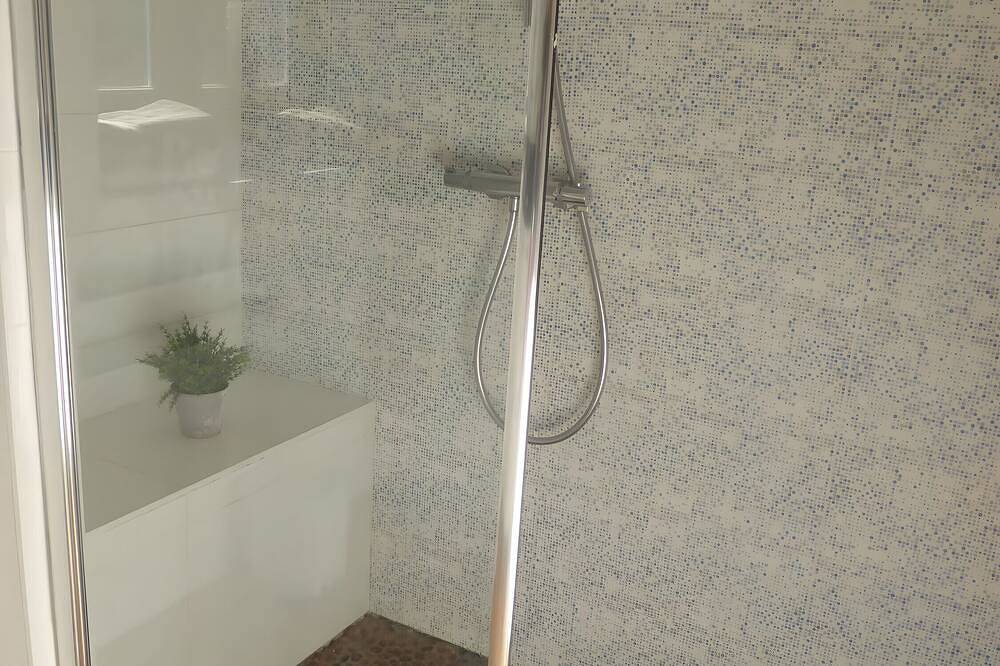 Casa Vacacional 'Gite Ar Maez' con Terraza Privada, Jardín Compartido y Wi-Fi in Saint-Nolff, Parque natural regional del Golfo de Morbihan