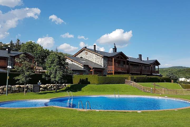 Appartement de vacances pour 11 personnes, avec jardin ainsi que terrasse et piscine