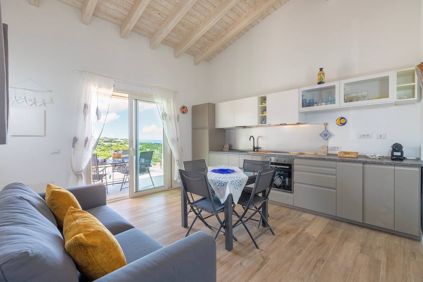 Appartement entier, Appartement 'Borgo Del Mare 3' avec vue sur mer, terrasse privée et climatisation in Isola Rossa, Trinità d'Agultu e Vignola