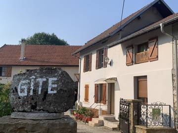 Gîte pour 4 personnes, avec terrasse et jardin à Peyrieu