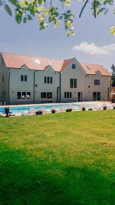 Luxury house with pool and hot tub - sleeps 16 in Bedford