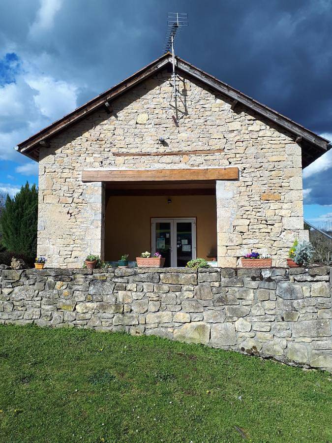 Gîte pour 3 personnes, avec Terrasse ainsi que Jardin et Vue à Lissac-et-Mouret