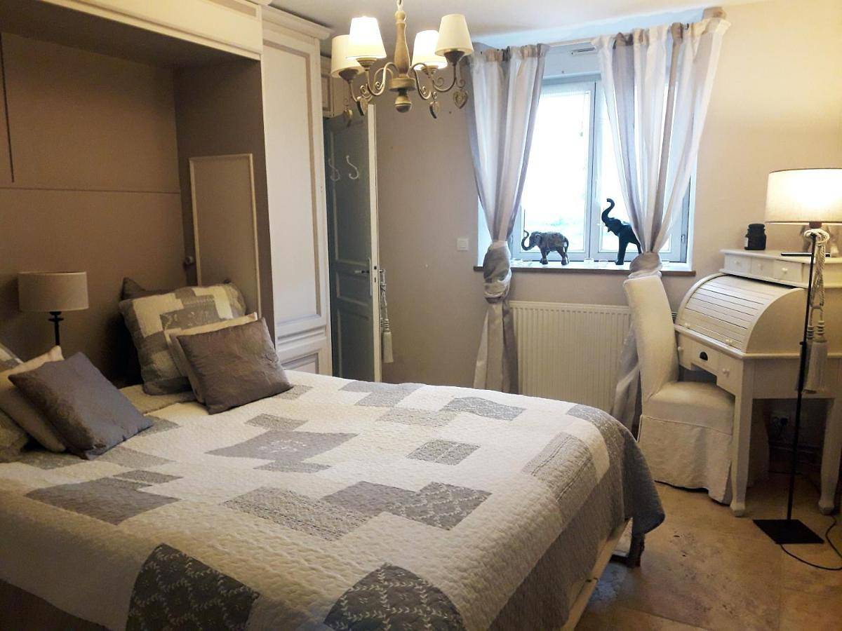 Maison spacieuse avec jacuzzi à Saint-Georges-sur-Baulche in Perrigny, Région d'Auxerre