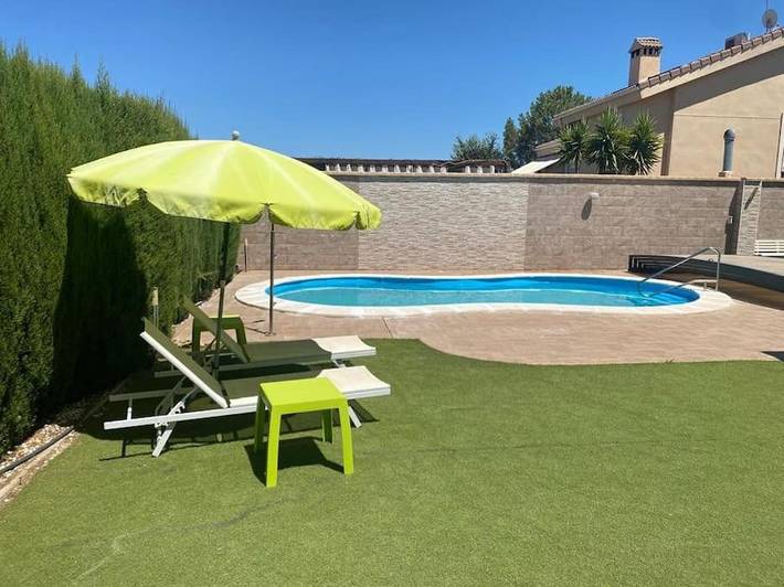 Location de vacances pour 6 personnes, avec Terrasse et Jardin ainsi que Piscine et Vue à Linares