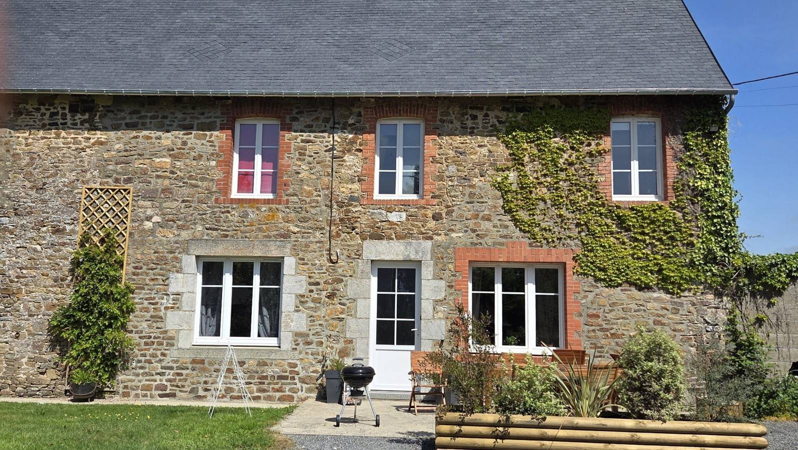 Gîte De L'arthour : maison de vacances avec jardin privé et Wi-Fi in Notre-Dame-de-Cenilly, Région de Coutances