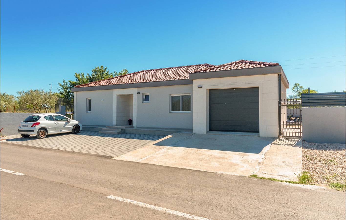 Geräumige 112 m² große Wohnung mit Pool, Terrasse und WLAN in Općina Sveti Filip i Jakov, Zadar