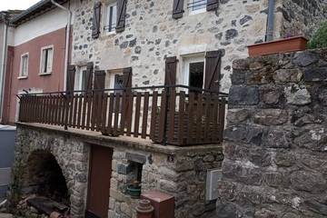 Gîte pour 4 personnes, avec balcon, adapté aux familles à Pont-de-Labeaume